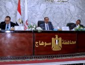 محافظ سوهاج يناقش الموقف التنفيذى لملفات التقنين والتصالح