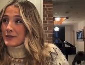 مذيعة تتعرض لموقف محرج على الهواء لظهور زوجها وهو يزحف.. فيديو