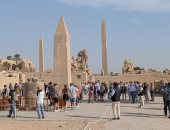 الأسر والعائلات الأجانب يعيشون أجواء من المتعة وسط معابد الكرنك بالأقصر