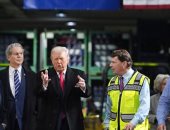 بسبب قضية إبستين.. ترامب يوجه إشارة بذيئة لعامل فى مصنع سيارات "فيديو"