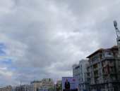 سحب منخفضة ورياح شديدة وانخفاض درجات الحرارة بالإسكندرية.. فيديو