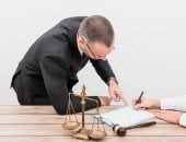 قانون العمل يلزم المنشآت بالكشف الدورى على الصحة العقلية والنفسية للعاملين