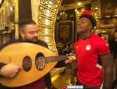 سبيد يتفاعل مع المصريين بتيشيرت المنتخب من قلب خان الخليلى.. صور