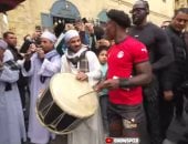 سبيد يشارك فرقة مصرية عروض التنورة والطبلة فى قلب القاهرة.. صور