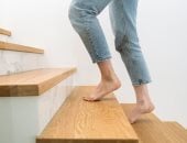 الطريقة الصحيحة لصعود ونزول السلم بعد جراحة القدم أو الإصابة