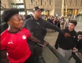 تيشيرت منتخب مصر يخطف الأنظار عالميًا.. واليوتيوبر سبيد يرتديه فى المتحف المصرى