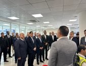  رئيس الوزراء يتفقد مركز التحكم بمحطة البحر الأحمر لتداول الحاويات