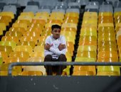 مشجع زملكاوي يواجه البرد وحيدا فى مباراة المصرى ويكسب تعاطف الجماهير