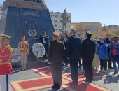 محافظ أسوان يضع أكاليل الزهور بالنصب التذكارى احتفالا بالعيد القومى.. فيديو