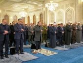 الرئيس السيسي يؤدى صلاة الفجر بمسجد العزيز الحكيم بالمقطم إيذانا بافتتاحه.. صور