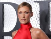 بيلا حديد تخطف الأنظار بفستان أحمر فى أحدث ظهور لها بنيويورك.. صور