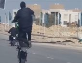 استعراض بالموتوسيكلات يرعب السائقين ويشلّ حركة المرور بـ 6 أكتوبر.. صور