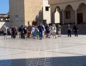 وفود سياحية أوروبية بساحة مسجد الميناء الكبير بالغردقة ..فيديو