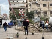 بعد ارتفاع الحوادث.. تعزيز إجراءات الأمان بمزلقان الكوبرى العلوى بدمنهور 