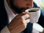 دراسة جديدة: 4 أكواب من القهوة يوميا تنقى البشرة وتمنحك مظهرًا أصغر سنًا