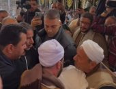 الصلح خير.. انتهاء خصومة بين عائلتين بتقديم الكفن في الصف.. صور