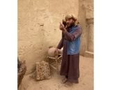 مصطفى يحول جذوع النخل إلى تحف فنية في مدينة القصر بواحة الداخلة