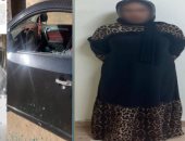 اعتداء غريب ببورسعيد.. سيدة تلقي الحجارة على سيارة وتثير الرعب بالشارع (فيديو)