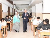 رئيس جامعة القناة يتفقد لجان امتحانات كلية طب الأسنان