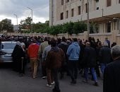 حشود تودع جثمان رجل الأعمال طاهر القويرى صاحب بسكويت الشمعدان.. فيديو وصور