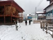 الثلوج تغطى باكستان وإشعال الحطب ملاذ تدفئة الأهالى فى الشوارع  