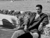 باريش أردوتش فى جلسة تصوير لافتة عبر حسابه بموقع إنستجرام