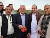 محافظ الإسماعيلية يتفقد أحد مزارع الذهب الأحمر ويشيد بجودة المنتج الذي وصل للعالمية..صور