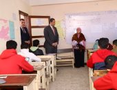 محافظ دمياط يتفقد لجان الشهادة الإعدادية للاطمئنان على انتظام سير الامتحانات