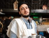 الحسن عادل يعمل فى أكثر من مهنة فى كليب "محدش ملاحظ"