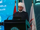 عطل فنى يجعل وزير الأوقاف يردد النشيد الوطنى وتفاعل الحضور.. فيديو