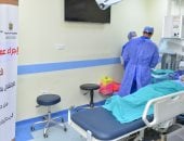 إجراء 10 عمليات جراحية لعلاج أمراض العيون للأسر الأولى بالرعاية فى سوهاج