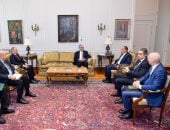 وزير الخارجية يستقبل رئيس اللجنة الوطنية لإدارة غزة ويؤكد دعم مصر الكامل للجنة