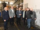 وزير الإنتاج الحربى يتفقد خطوط الإنتاج بشركة حلوان للصناعات الهندسية