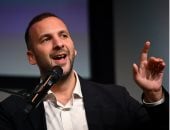 زعيم الخضر البريطانى: علينا النظر فى طرد القوات الأمريكية من قواعدنا 