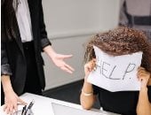 إتيكيت طلب المساعدة دون إحراج.. الوضوح واختيار الشخص المناسب الأبرز