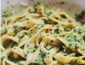 طريقة عمل مكرونة بالصلصة البيضاء والسبانخ المشوحة.. لذيذة وأطفالك هتحبها