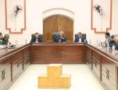 محافظ الوادى الجديد يجتمع مع رؤساء القرى بالداخلة لمناقشة الارتقاء بالخدمات