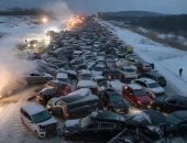 اصطدام أكثر من 100 سيارة بولاية ميشيجان الأمريكية بسبب عاصفة ثلجية.. فيديو