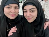 إلهام شاهين وإلهام صفى الدين وبوسى يشاركن صورهن أثناء أداء العمرة