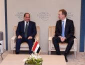 الرئيس السيسى خلال مشاركته بجلسة حوارية مع نخبة من قادة الأعمال الدوليين فى دافوس: الاقتصاد المصري استطاع امتصاص وتجاوز تحديات كبيرة.. والاستقرار الذي تشهده مصر نابع بشكل أساسى من إدراك ووعى الشعب المصرى