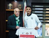 حسين لبيب يستقبل المشجع الوفي وجولة فى متحف الزمالك.. صور