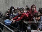 أزمة الجوع فى غزة.. طوابير من الأطفال والنساء بالأوانى الفارغة بحثا عن الطعام