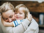 يوم العناق.. 5 فوائد تعود على الطفل عند احتضان أمه أبرزها تقوية الذكاء