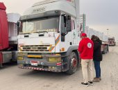 الهلال الأحمر يدفع قافلة «زاد العزة» 121 مُحملة بالسلال الغذائية والملابس