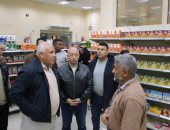 محافظ الوادى الجديد يتابع توافر السلع الغذائية الأساسية بمركز الفرافرة