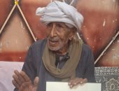 تحدى الأمية فى سن الـ90.. إدريس: أولادى فخورين بيا وتعب السنين مرحش هدر.. فيديو