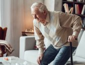 لماذا تجد صعوبة فى الوقوف بعد الجلوس؟.. اضطراب عصبى نادر قد يكون السبب