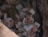 بئر قديمة بجامع عمرو بن العاص تثير جدلًا.. الناس يلقون به الأموال.. فيديو