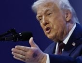 البيت الأبيض يكشف سبب كدمة على يد الرئيس الأمريكى ترامب فى دافوس.. صور