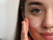 سيروم ولا كريم مرطب الأول.. طبيب يوضع ترتيب منتجات العناية بالبشرة